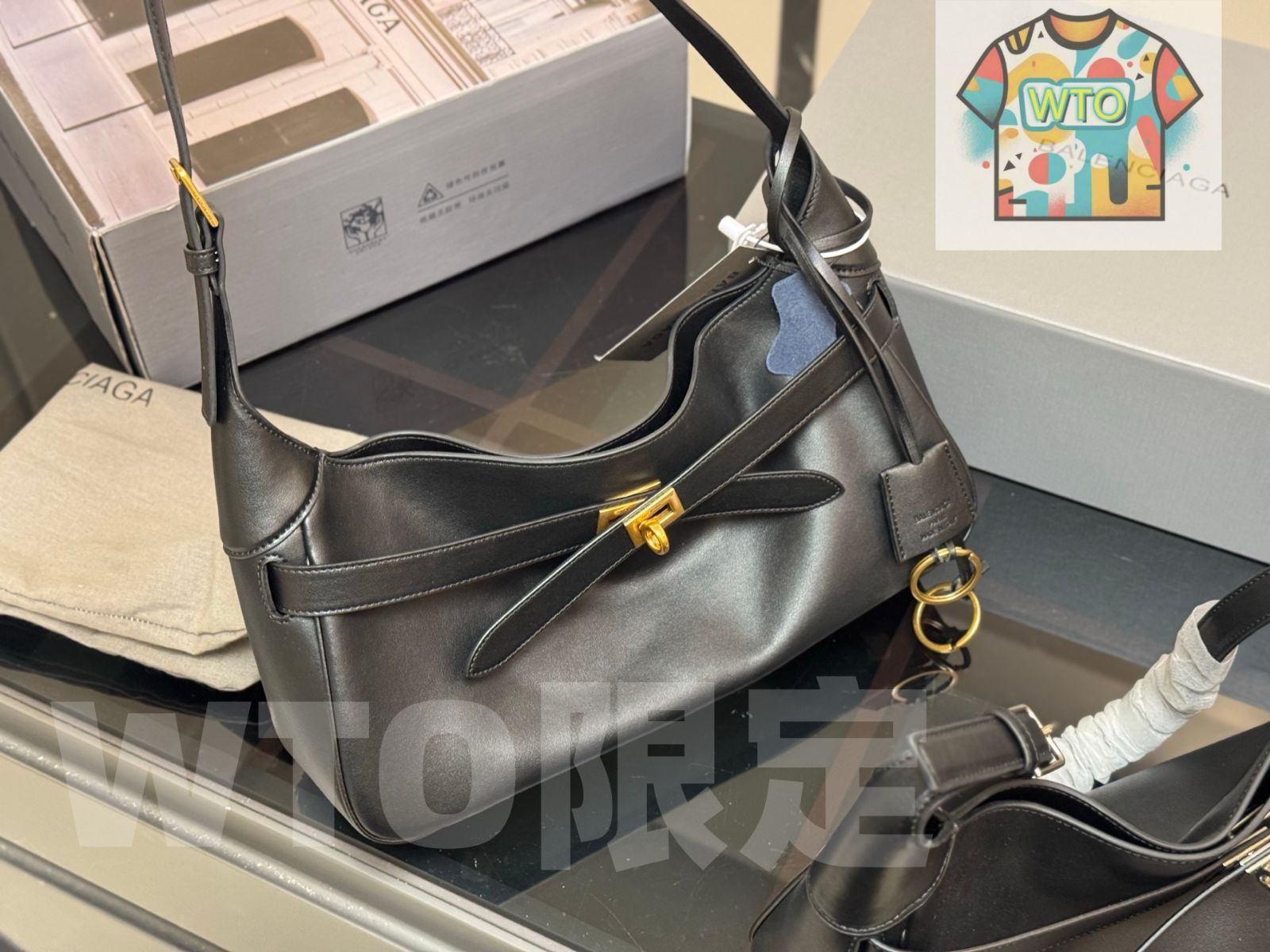 Balenciaga 新横型アンダーアームバッグ