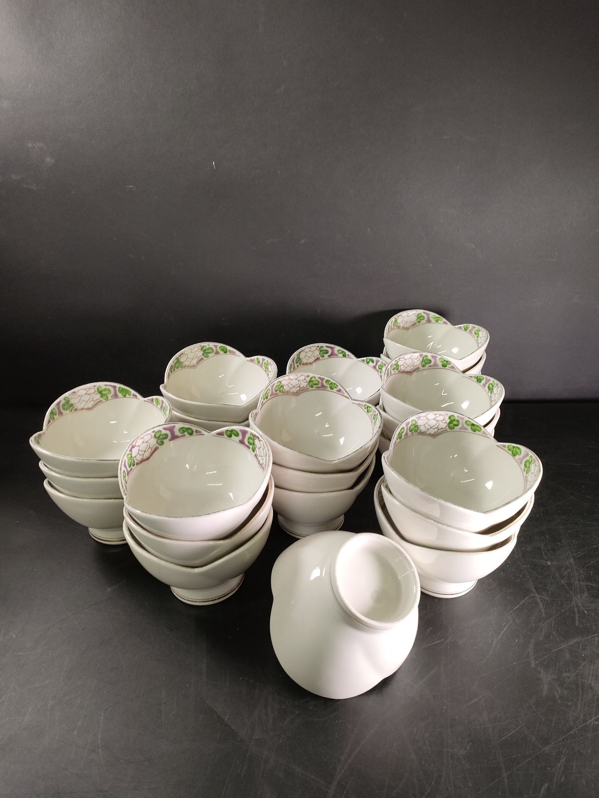 F5-02 智山窯 三川内焼 牡丹紋三葉形高台小鉢24客 向付 小鉢 小皿 銘々皿 懐石道具 懐石料理