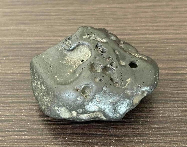 お買い得！大型！地球外から飛来した磁気を帯びた神秘の隕石、宇宙の力を宿す石！ 特価！少し大型！地球外から飛来した磁気を帯びた神秘の隕石、宇宙