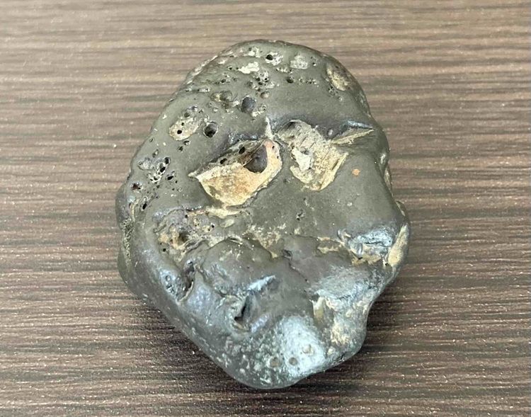 特価！少し大型！地球外から飛来した磁気を帯びた神秘の隕石、宇宙