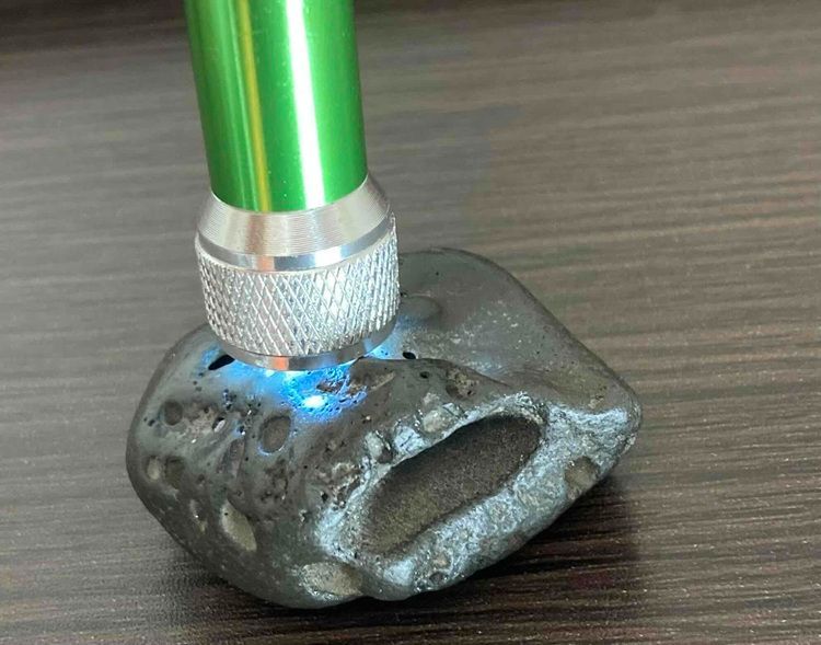 お買い得！大型！地球外から飛来した磁気を帯びた神秘の隕石、宇宙の力を宿す石！ 特価！少し大型！地球外から飛来した磁気を帯びた神秘の隕石、宇宙