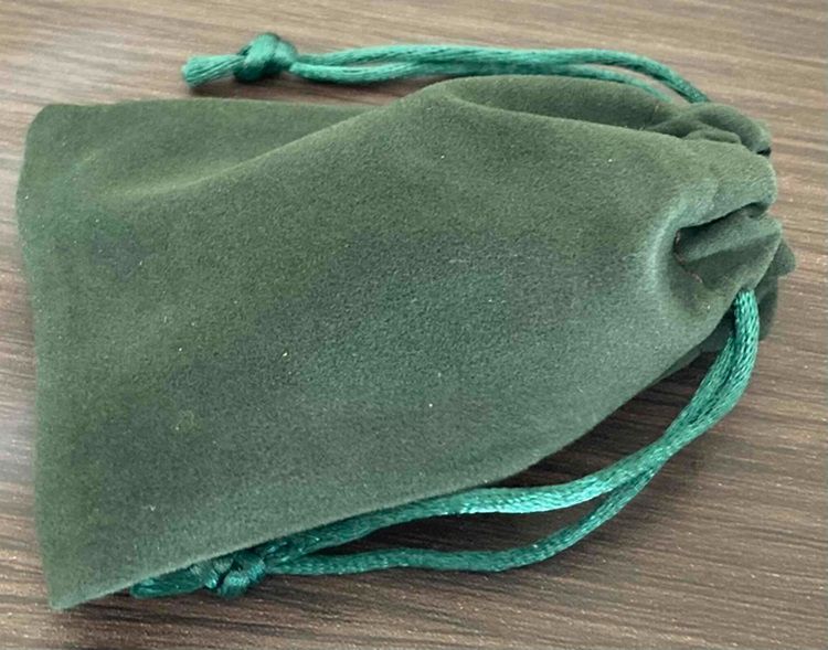 特価！少し大型！地球外から飛来した磁気を帯びた神秘の隕石、宇宙の力