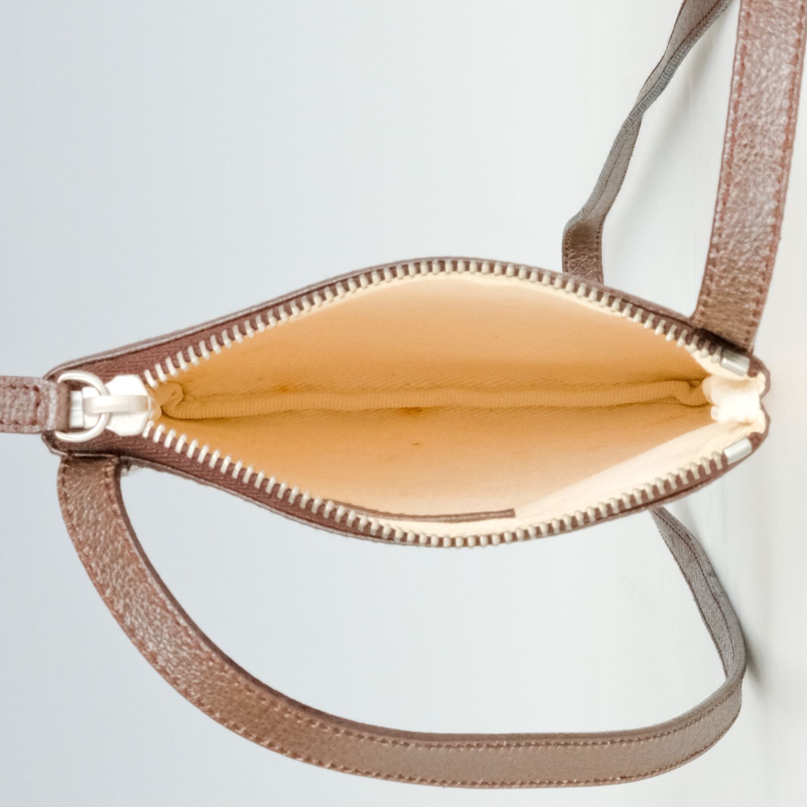 極美品】BVLGARI ブルガリ ロゴマニア ミニショルダー サコッシュ 斜め