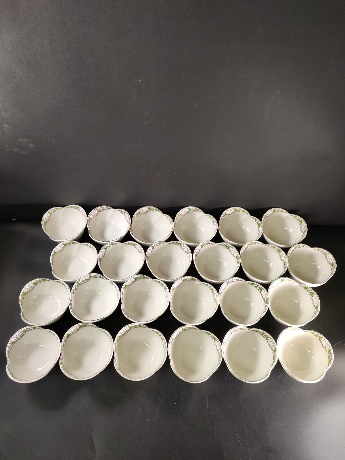 F5-02 智山窯 三川内焼 牡丹紋三葉形高台小鉢24客 向付 小鉢 小皿 銘々皿 懐石道具 懐石料理