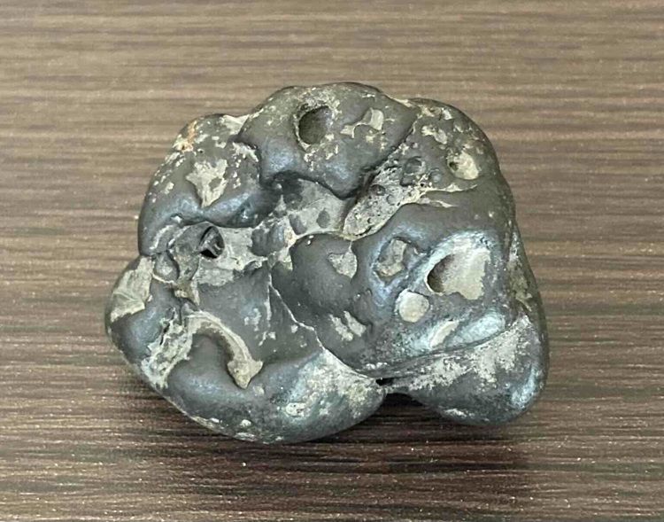 お買い得！大型！地球外から飛来した磁気を帯びた神秘の隕石、宇宙の力を宿す石！ 特価！少し大型！地球外から飛来した磁気を帯びた神秘の隕石、宇宙の力