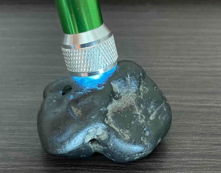 お買い得！大型！地球外から飛来した磁気を帯びた神秘の隕石、宇宙の力を宿す石！ 特価！少し大型！地球外から飛来した磁気を帯びた神秘の隕石、宇宙の力