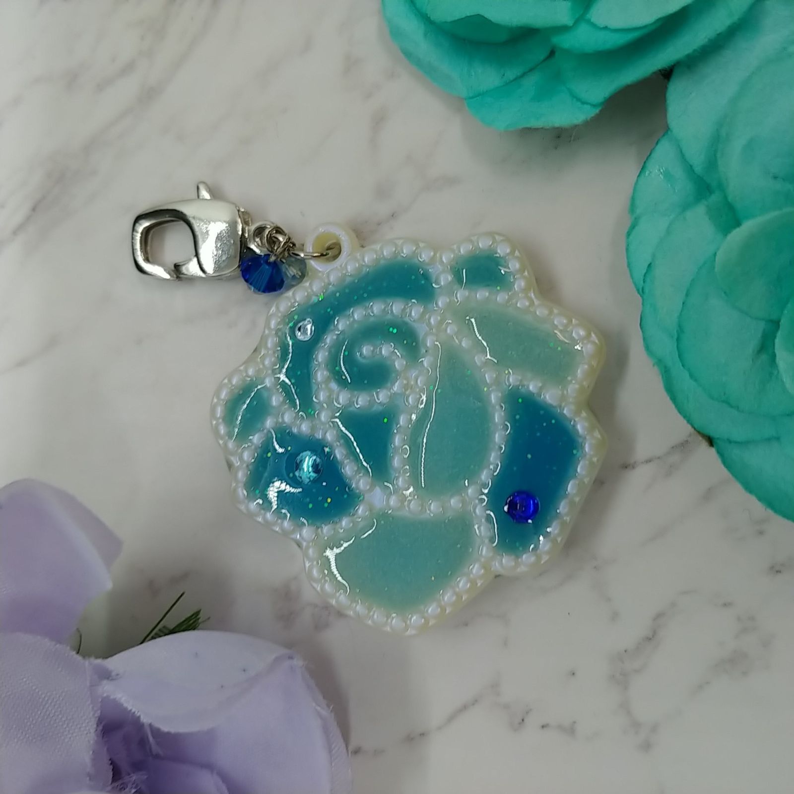 暗闇で光る☆青いバラのチャーム ステンドグラス風 ハンドメイド oh