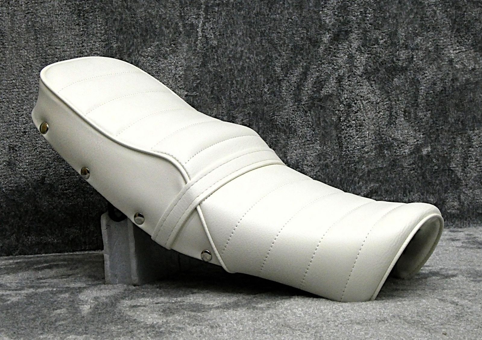 エイプ 鋲打ち 白皮 タックロールシート/あんこ抜きFIリベット50