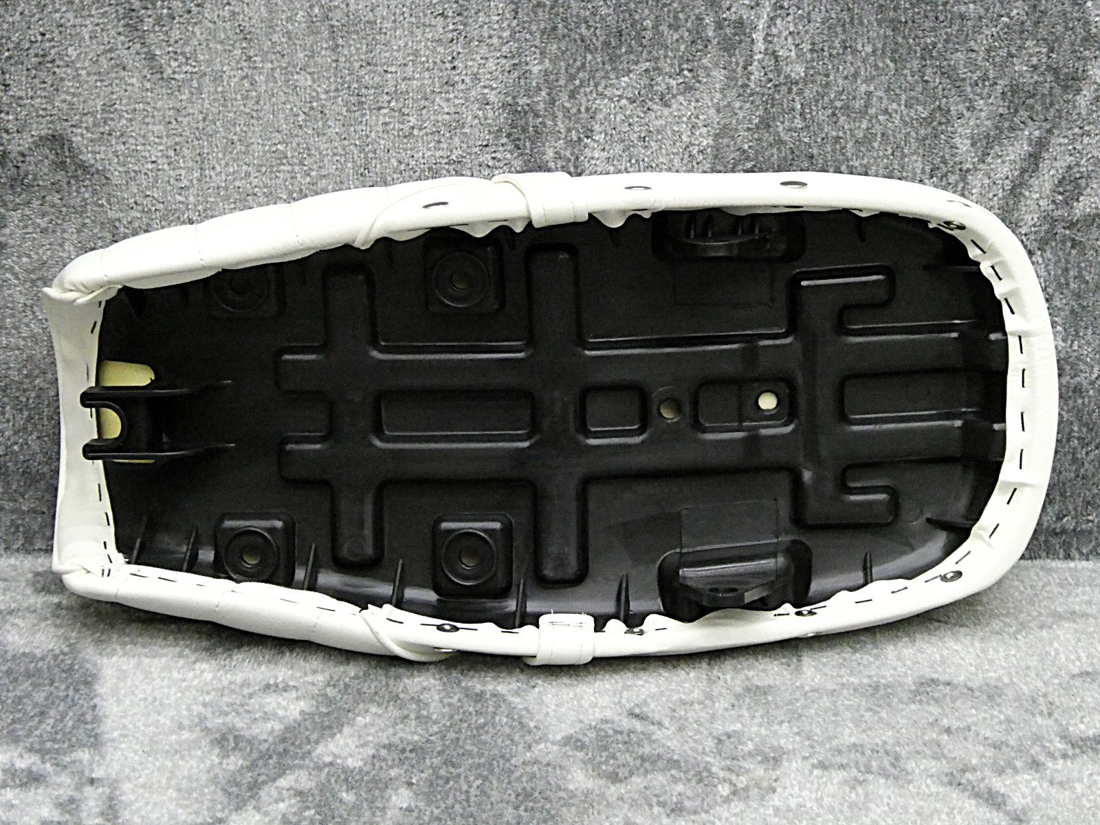 送料無料☆新品☆エイプ100用あんこ抜きタックロールシート☆リベット仕様☆ エイプ 鋲打ち 白皮 タックロールシート/あんこ抜きFIリベット50