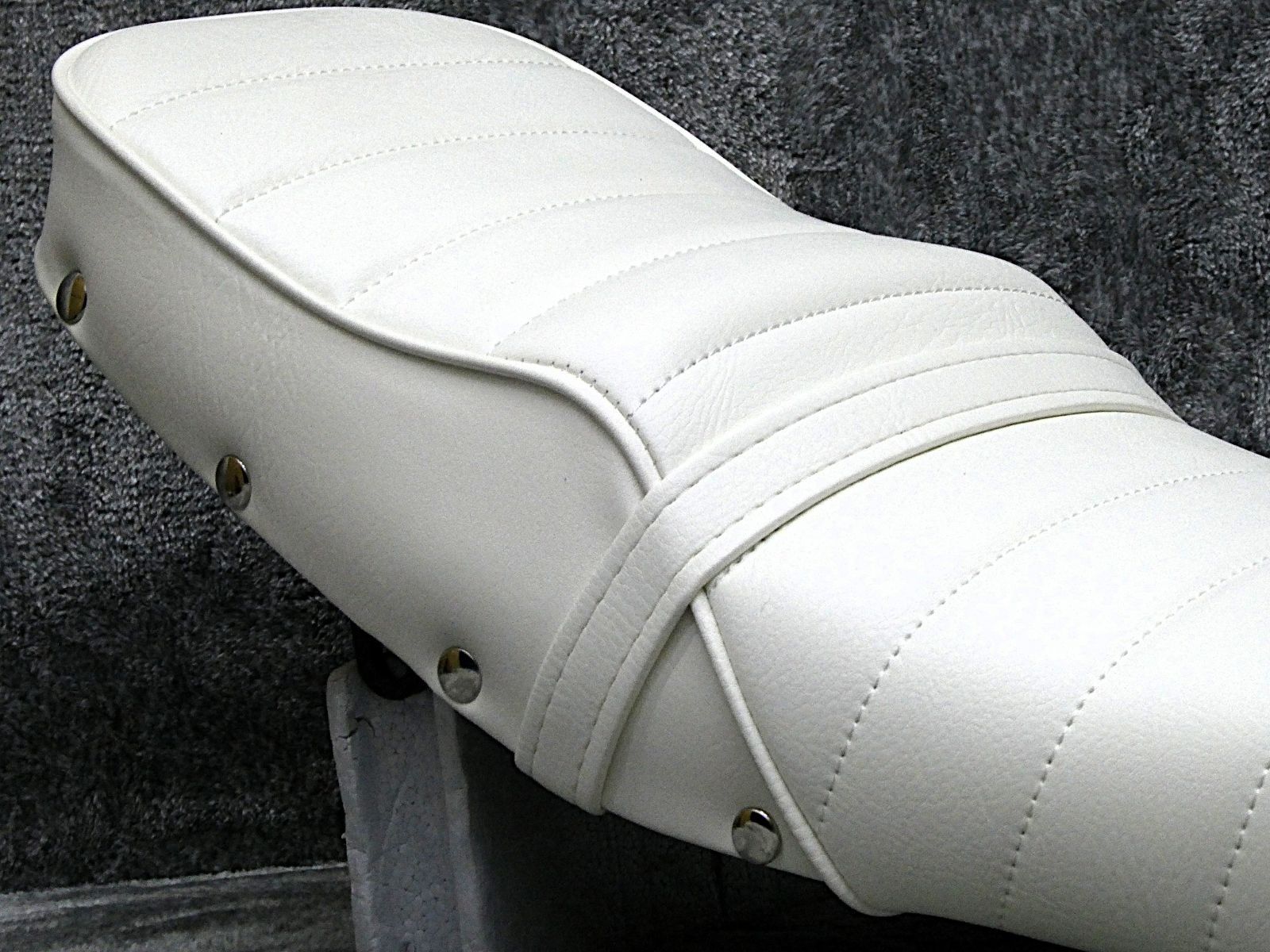 エイプ　鋲打ち　白皮　タックロールシート/レザー 50 100 エイプ 鋲打ち 白皮 タックロールシート/あんこ抜きFIリベット50