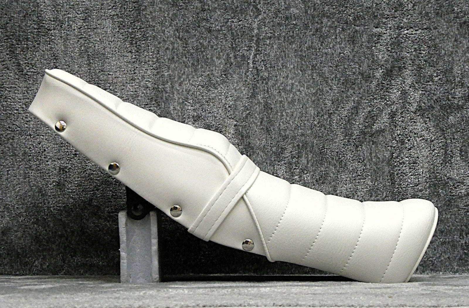 エイプ 鋲打ち 白皮 タックロールシート/あんこ抜きFIリベット50