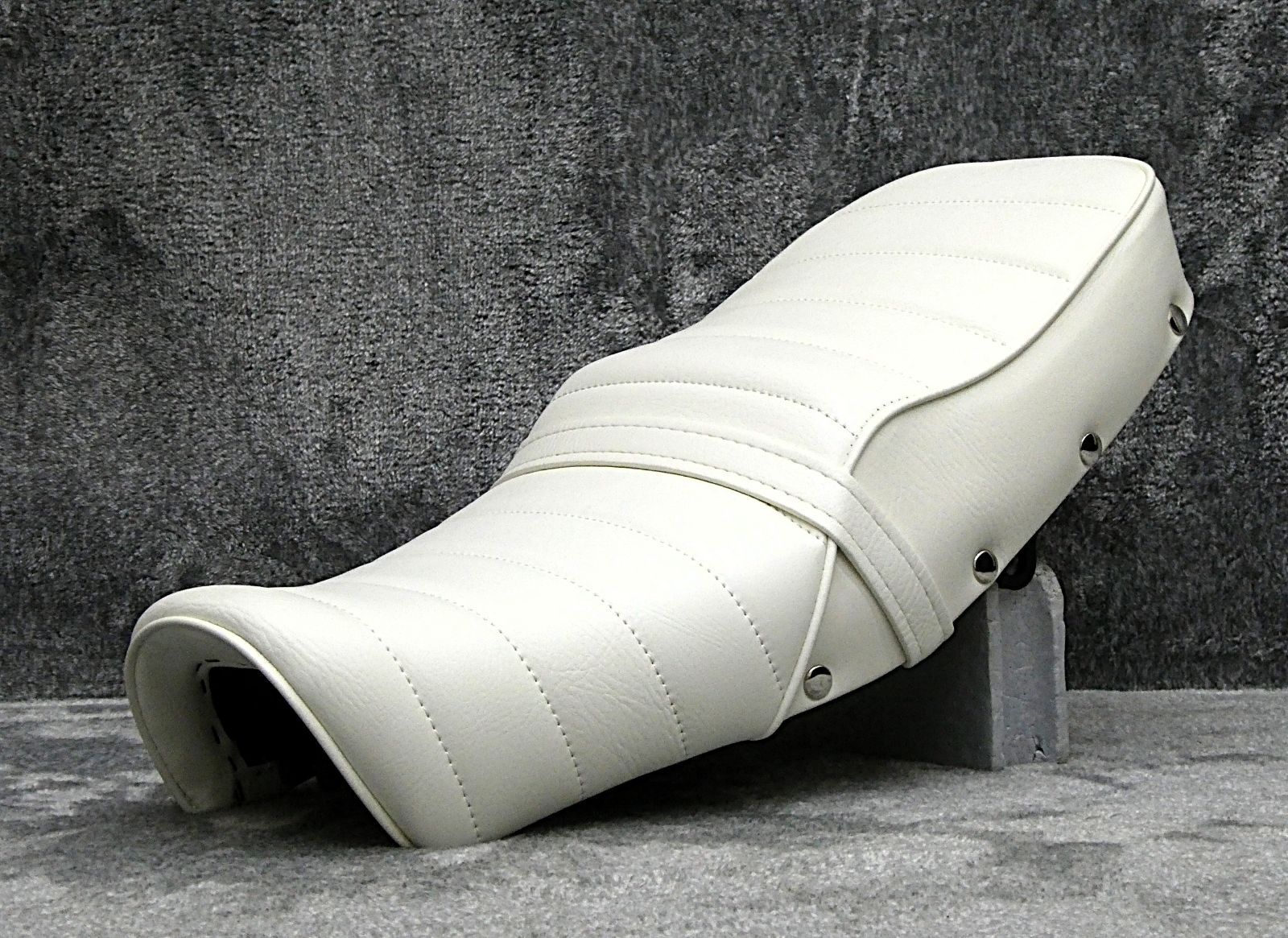 送料無料☆新品☆エイプ100用あんこ抜きタックロールシート☆リベット仕様☆ Amazon | エイプ50 100 白 皮 タックロールシート/ホワイト