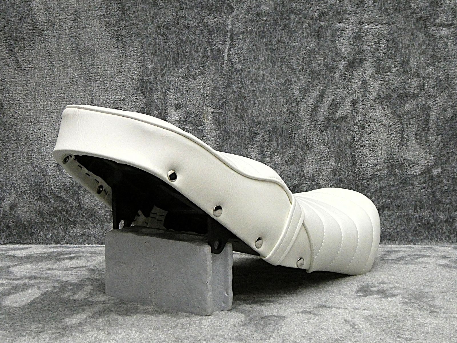 エイプ　鋲打ち　白皮　タックロールシート/レザー 50 100 41XNkuCVl+L._AC_UL210_SR210,