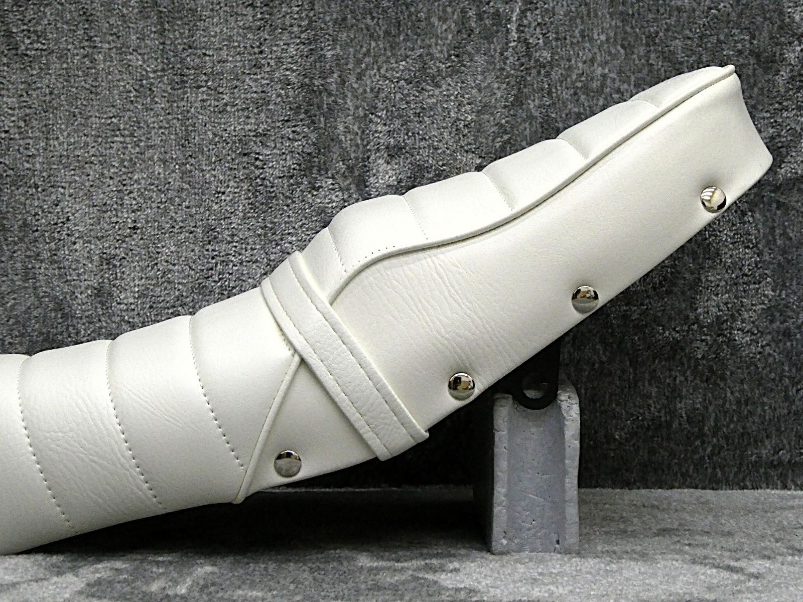 エイプ50.100 タックロールシート　鋲打ち　白 エイプ 鋲打ち 白皮 タックロールシート/あんこ抜きFIリベット50