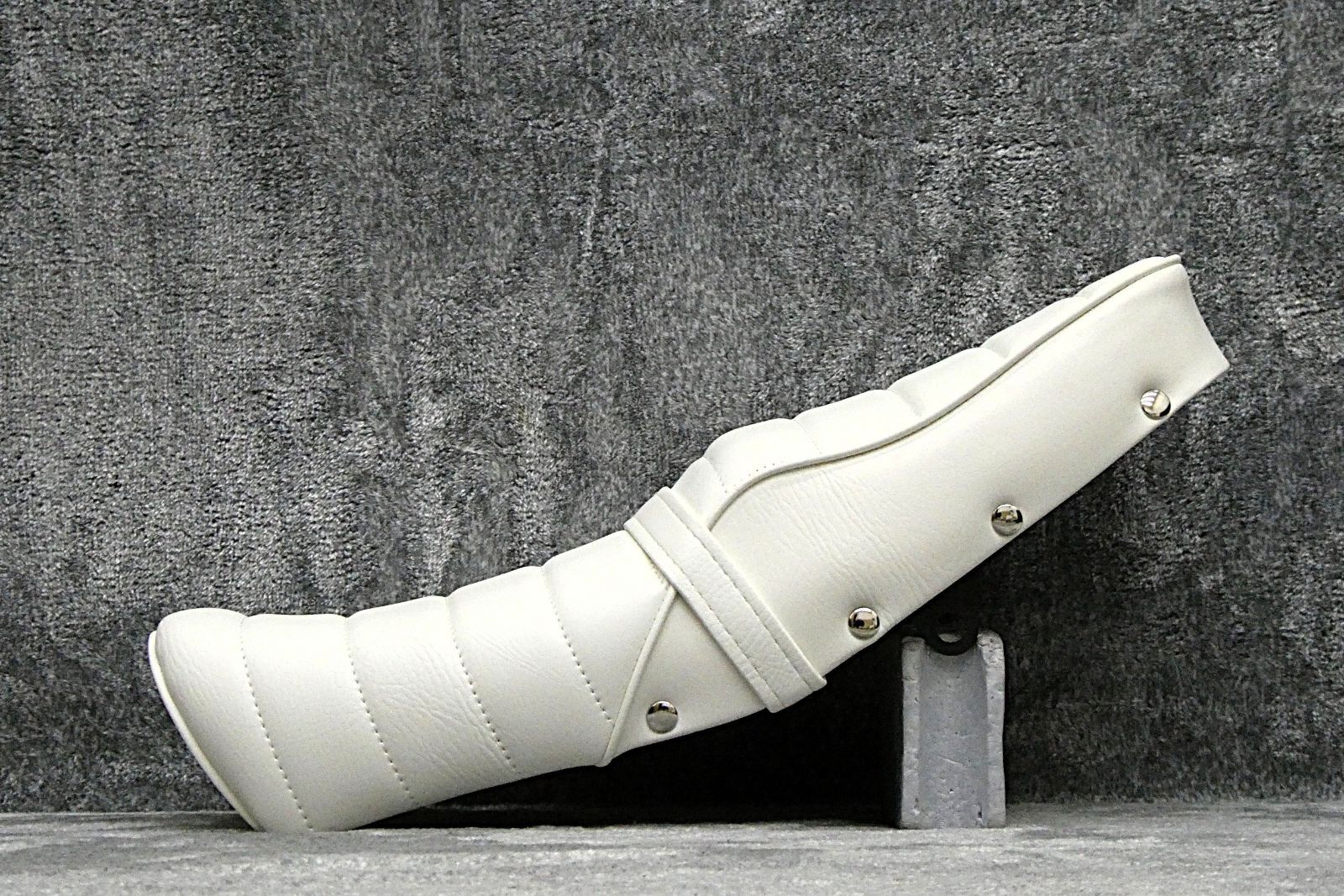 エイプ 鋲打ち 白皮 タックロールシート/あんこ抜きFIリベット50