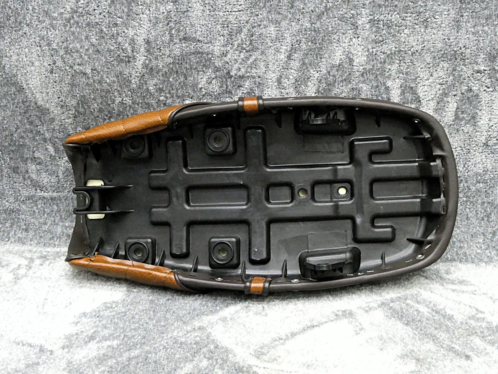 エイプ 鋲打ち 茶ツートン タックロールシート/あんこ抜きFIスタッズ50