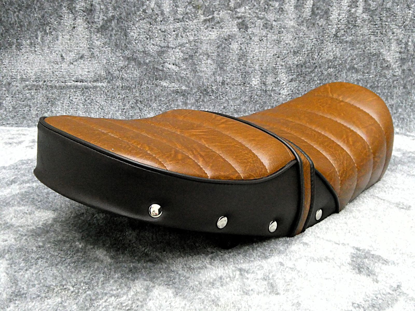 エイプ　茶ツートン タックロールシート　/ブラウン エイプ 鋲打ち 茶ツートン タックロールシート/あんこ抜きFIスタッズ50