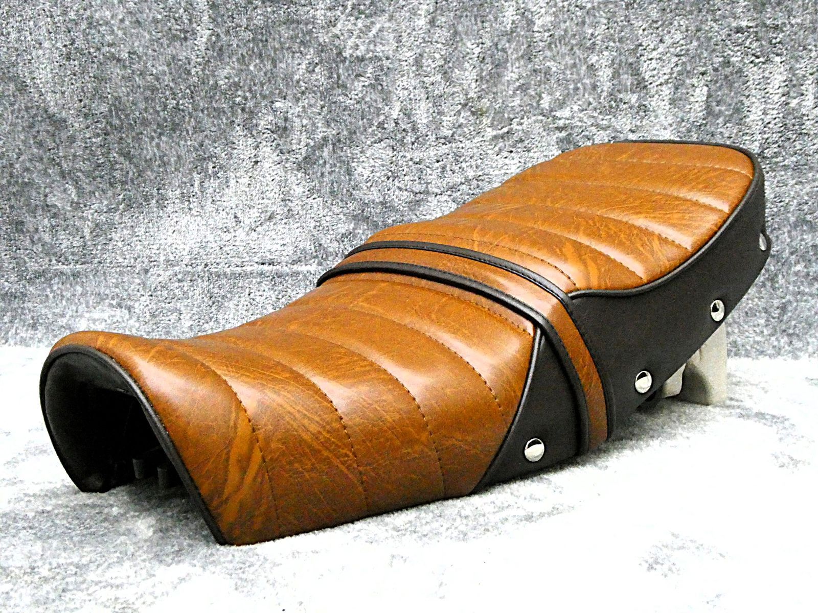 エイプ５０　茶　ツートン　鋲打ち　タックロール　シート　/　皮 エイプ 鋲打ち 茶ツートン タックロールシート/あんこ抜きFIスタッズ50