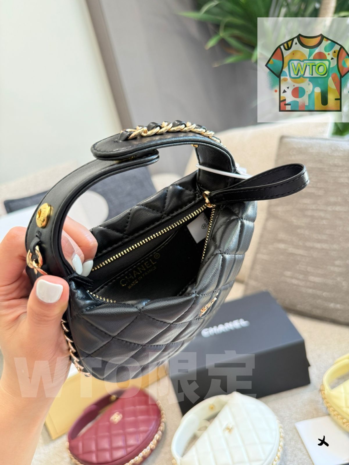 チェーンで肩掛け なデザインが特徴