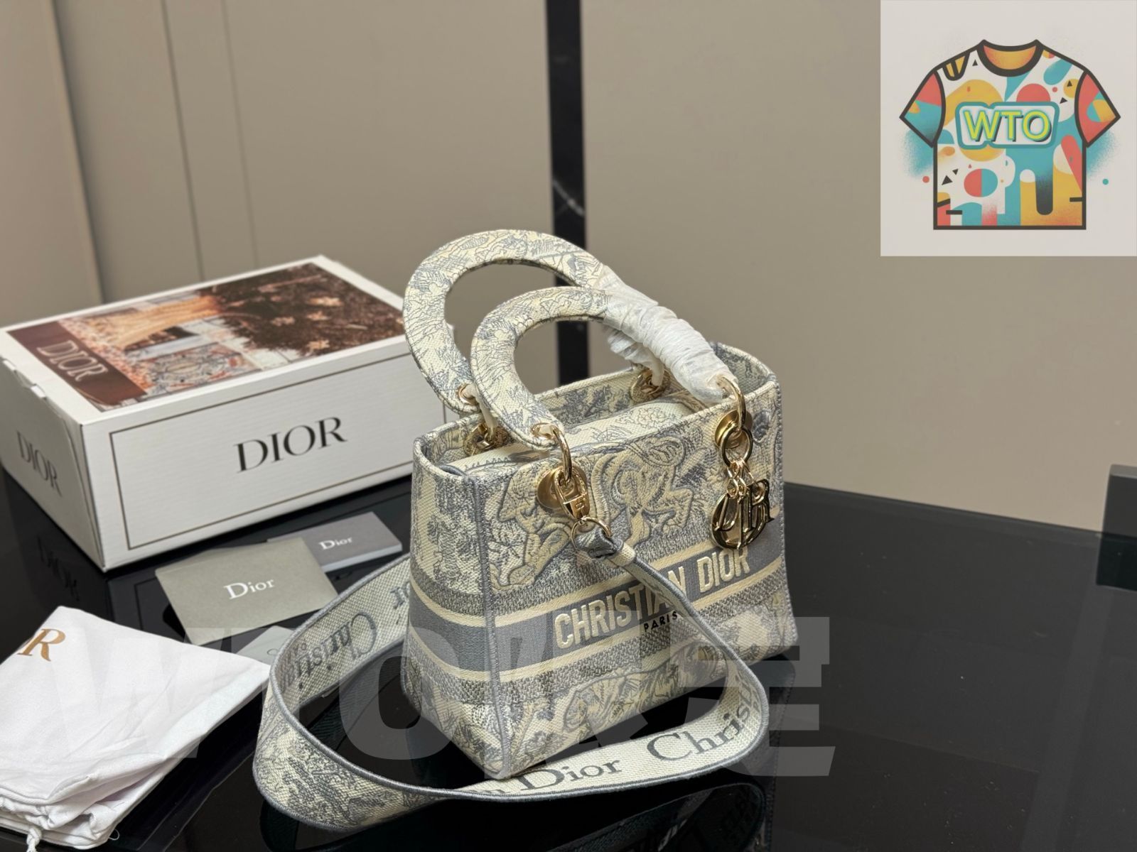 今日 Dior ディオール エンブロイダリー ディアナバッグ シリーズ 刺繍の広いストラップが特徴