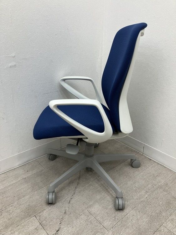 スラートシリーズ 固定肘付スラートチェア