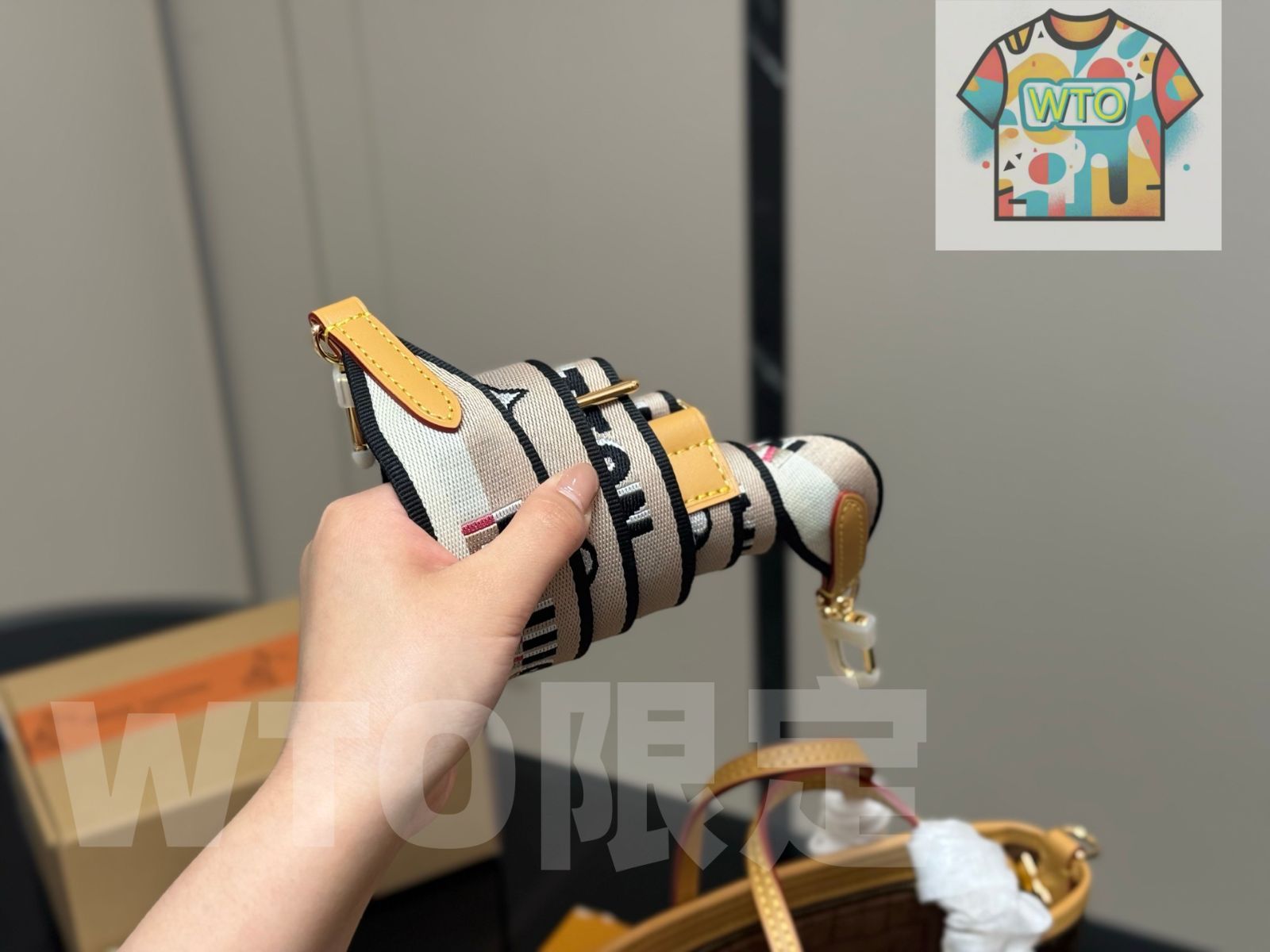 長ストラップとコインケース付きが特徴