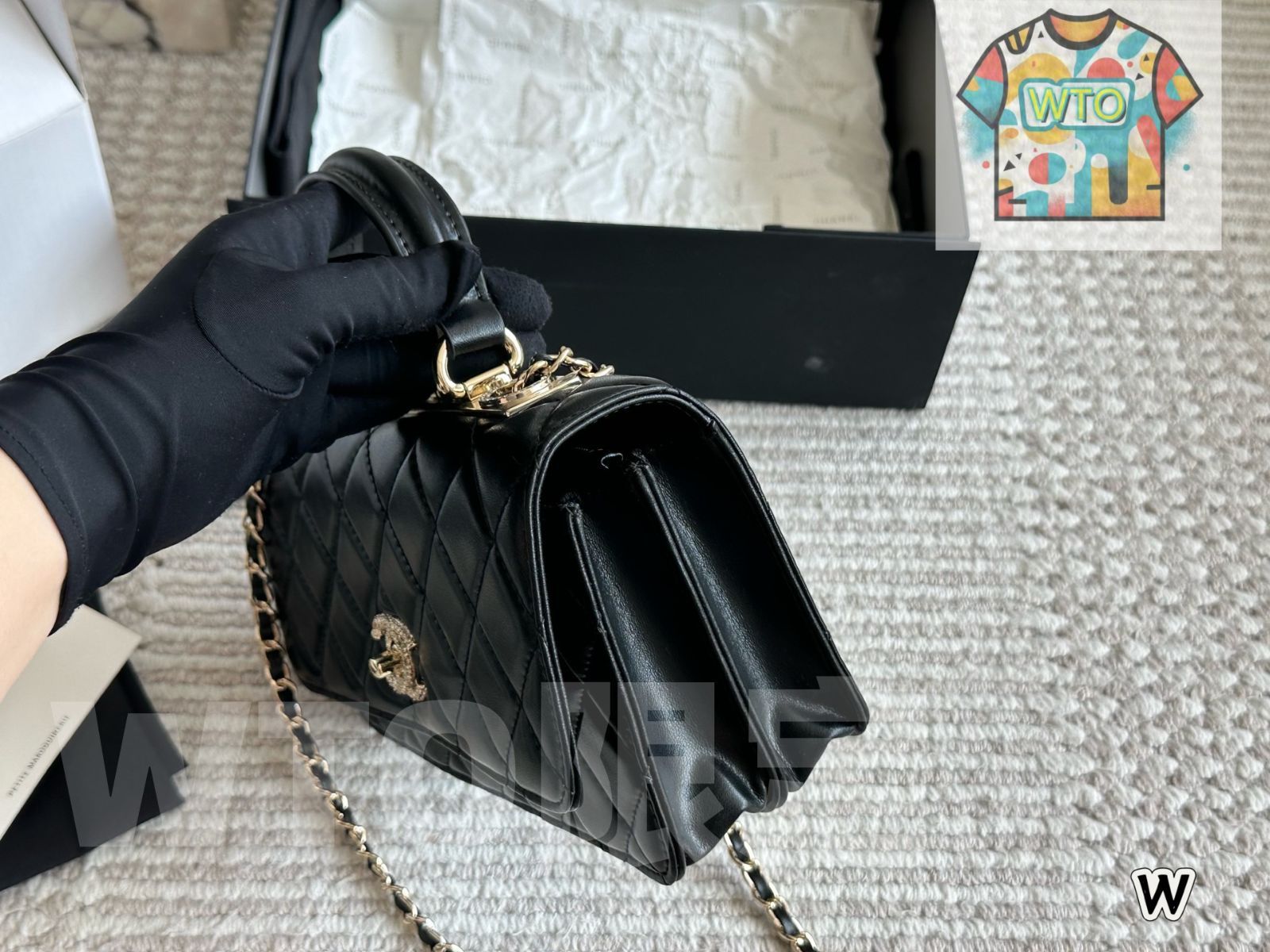 柔らかい小羊皮素材が特徴