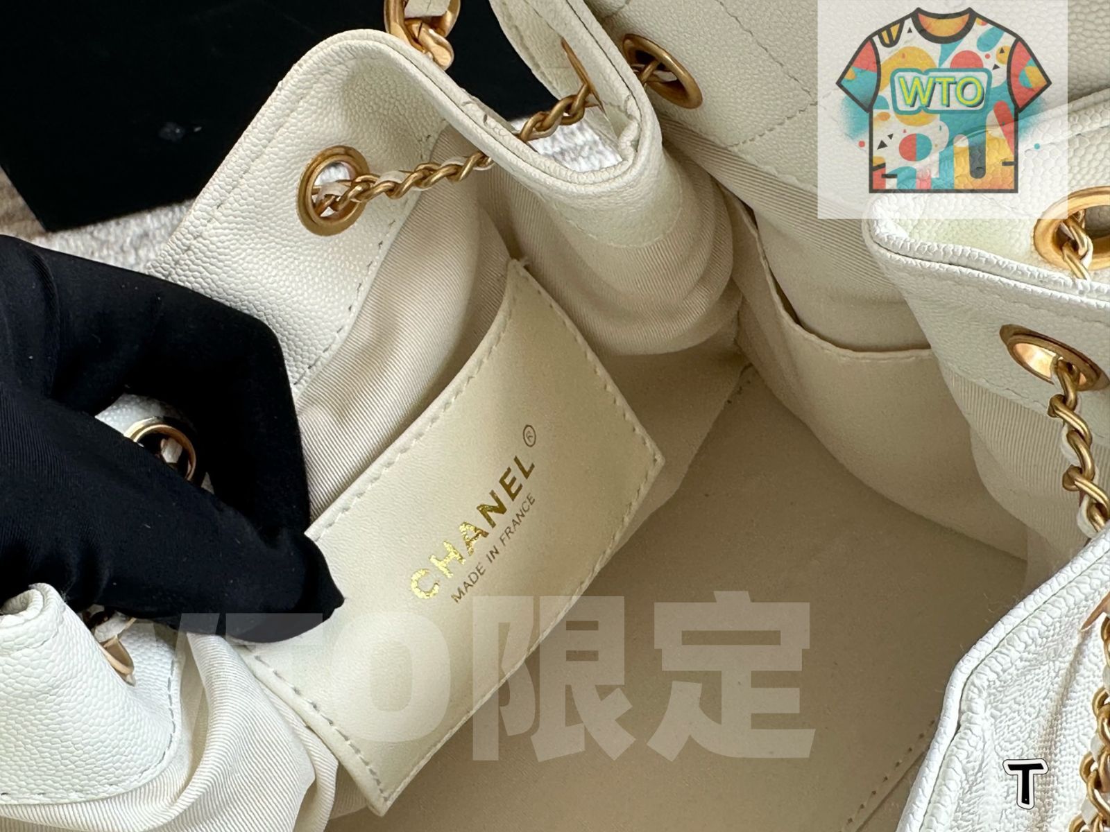 細かいキャビアレザー素材が特徴