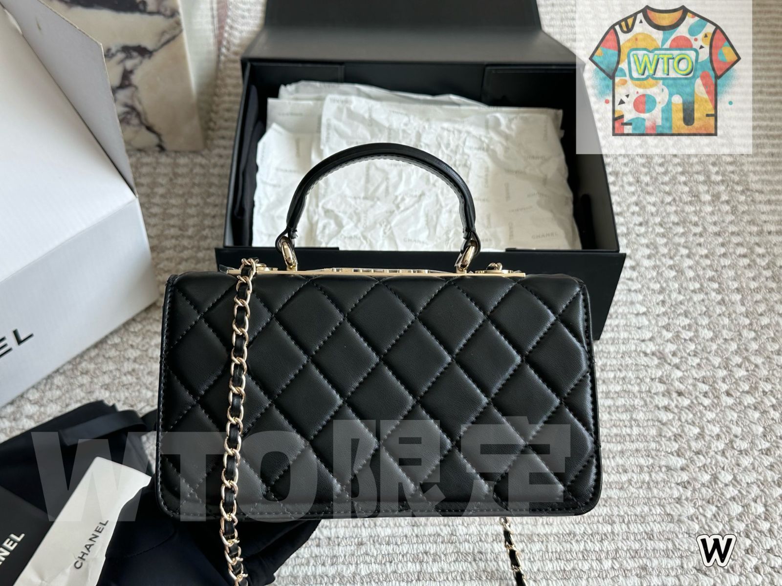 柔らかい小羊皮素材が特徴