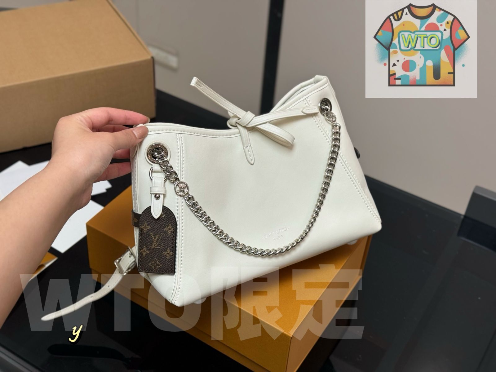 今日 Louis Vuitton ルイ ヴィトン 折りたたみ式ボックスと飛行機型ボックス付き 可愛らしくレジャーにも適したデザイン