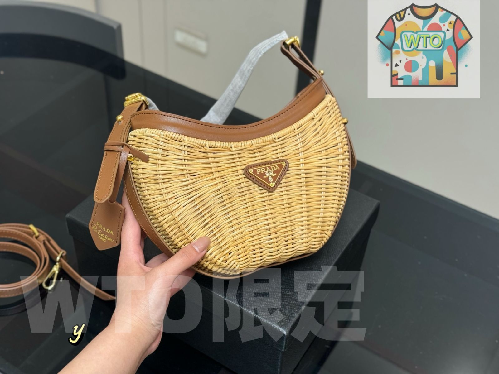 今日 Prada プラダ ギフトボックス付き ホボバッグ 大容量でアームレストスタイルに適したデザイン