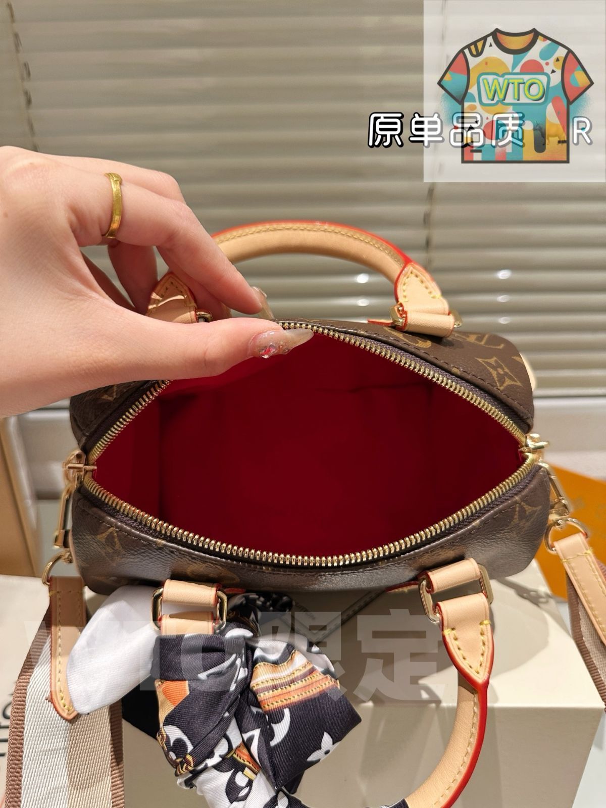 重厚な両面刺し繍肩紐を搭載した