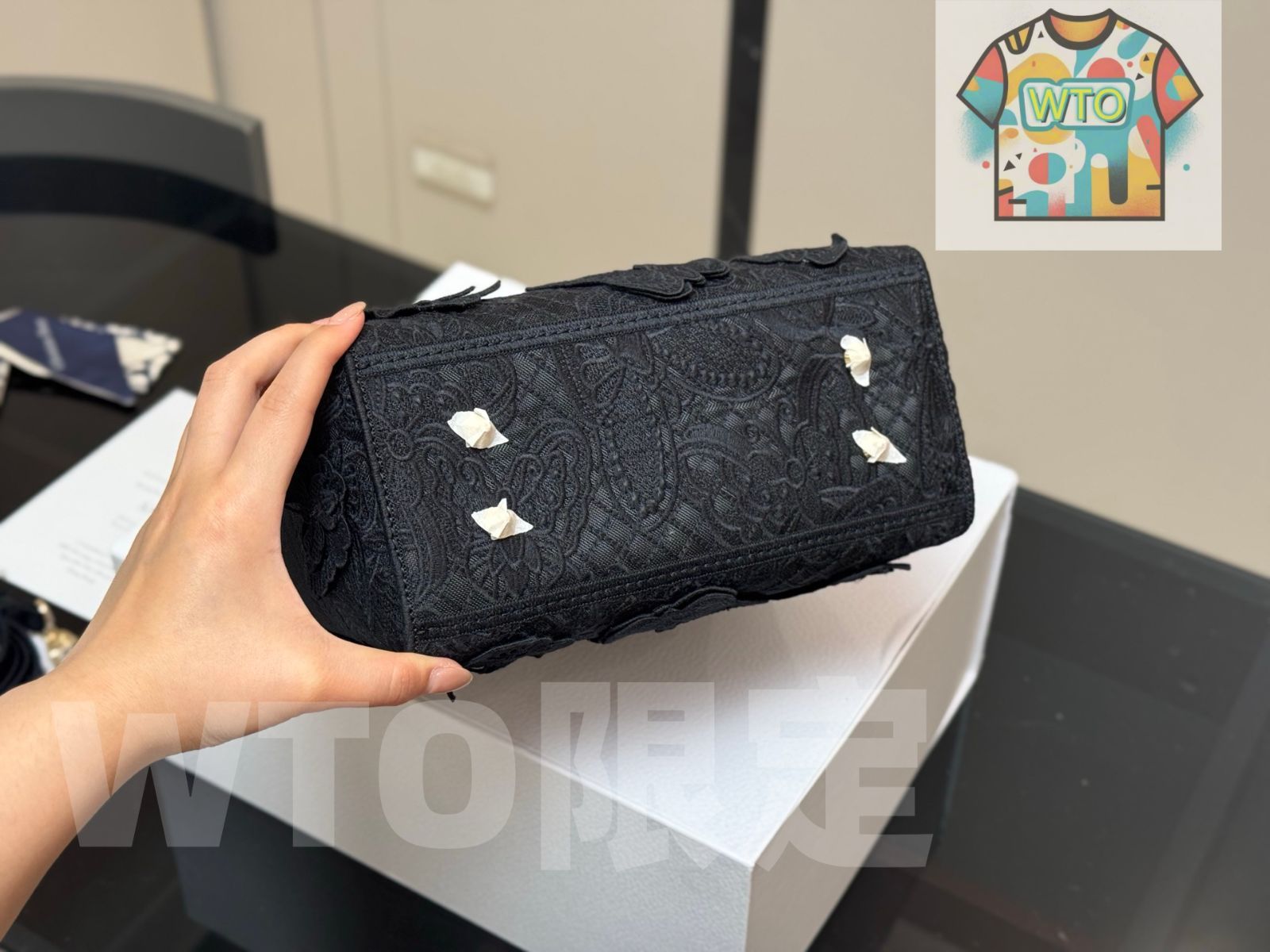 刺繍広肩帯が特徴的な