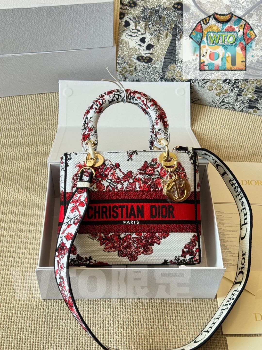 今日 Dior ディオール レディーD-Liteシリーズ 高密度刺しゅうの手作りクラフトデザイン