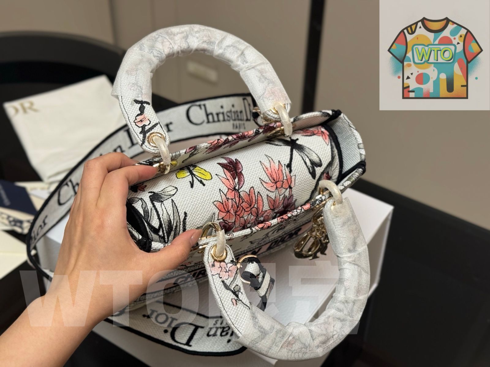 刺繍広肩帯が特徴的な