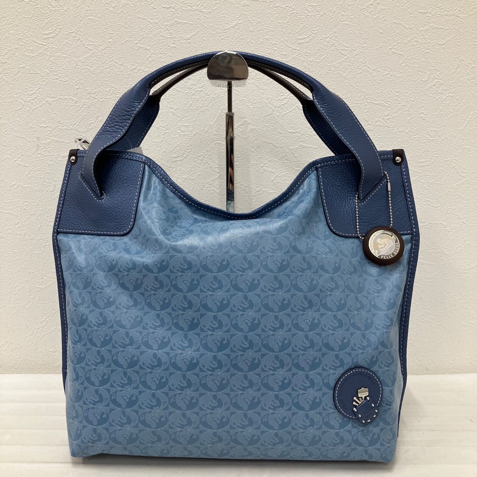 6289 PELLE BORSA ペレボルサ トートバッグ 総柄 ブルー系 青系 アライブ レザー A4収納可 チャーム付き レディース