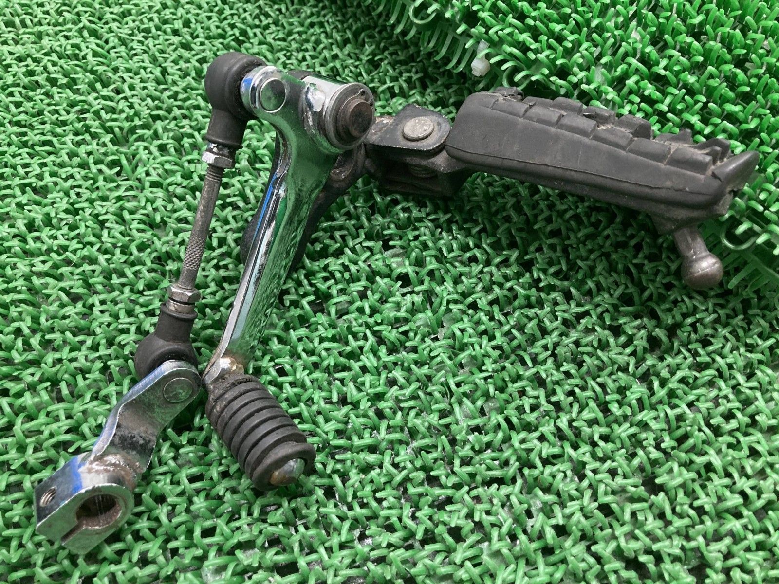 SR 400 バックステップ 左 ヤマハ バイク 部品 1 JR シフトロッド シフトペダル ペグ 修復素材やペイント素材に 品薄 Tb