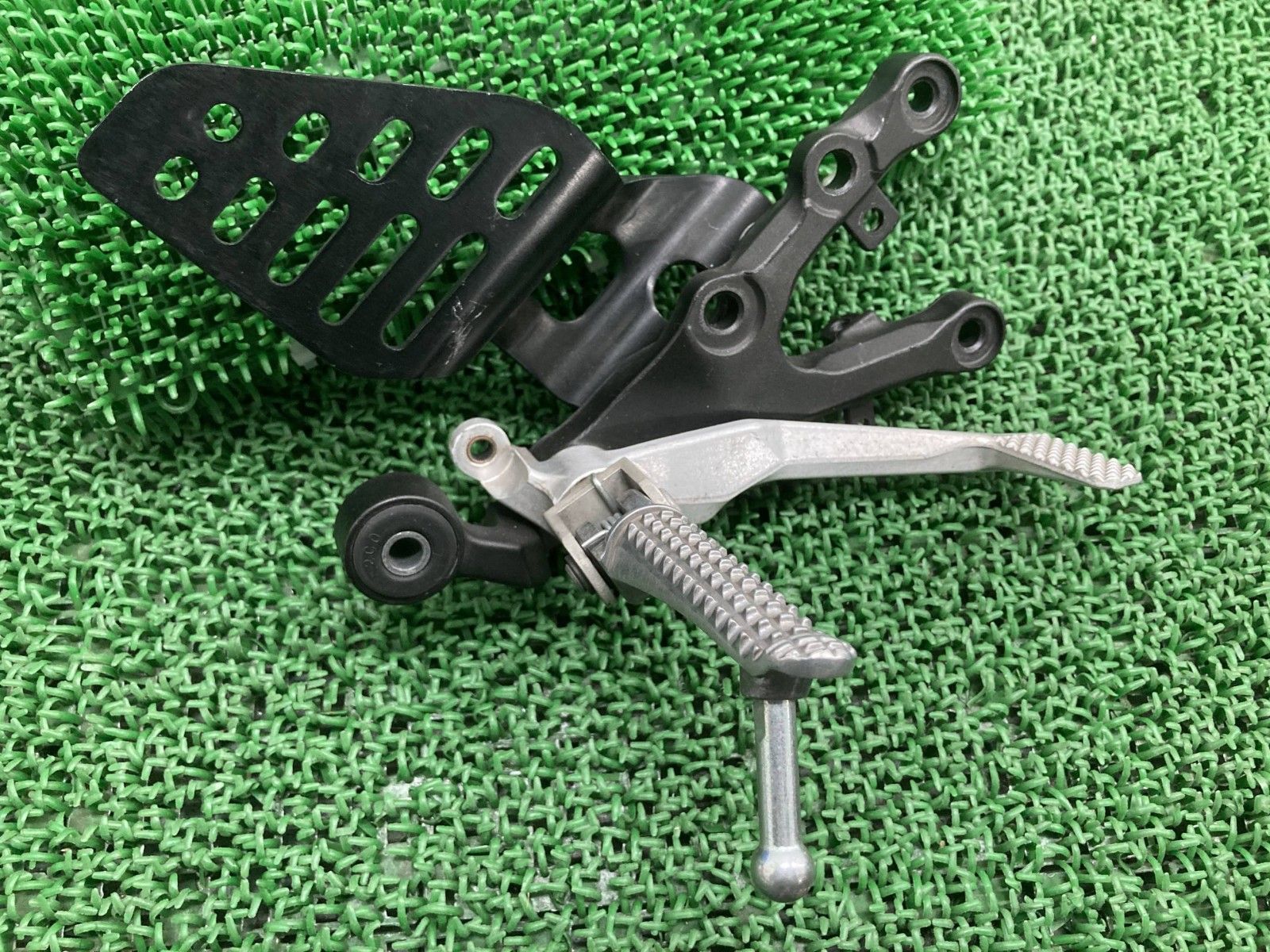 YZF R 6 ステップ 右 2 C 0 ヤマハ バイク 部品 RJ 16 N メインステップ ペグ ヒールガード ブレーキペダル 車検 hX