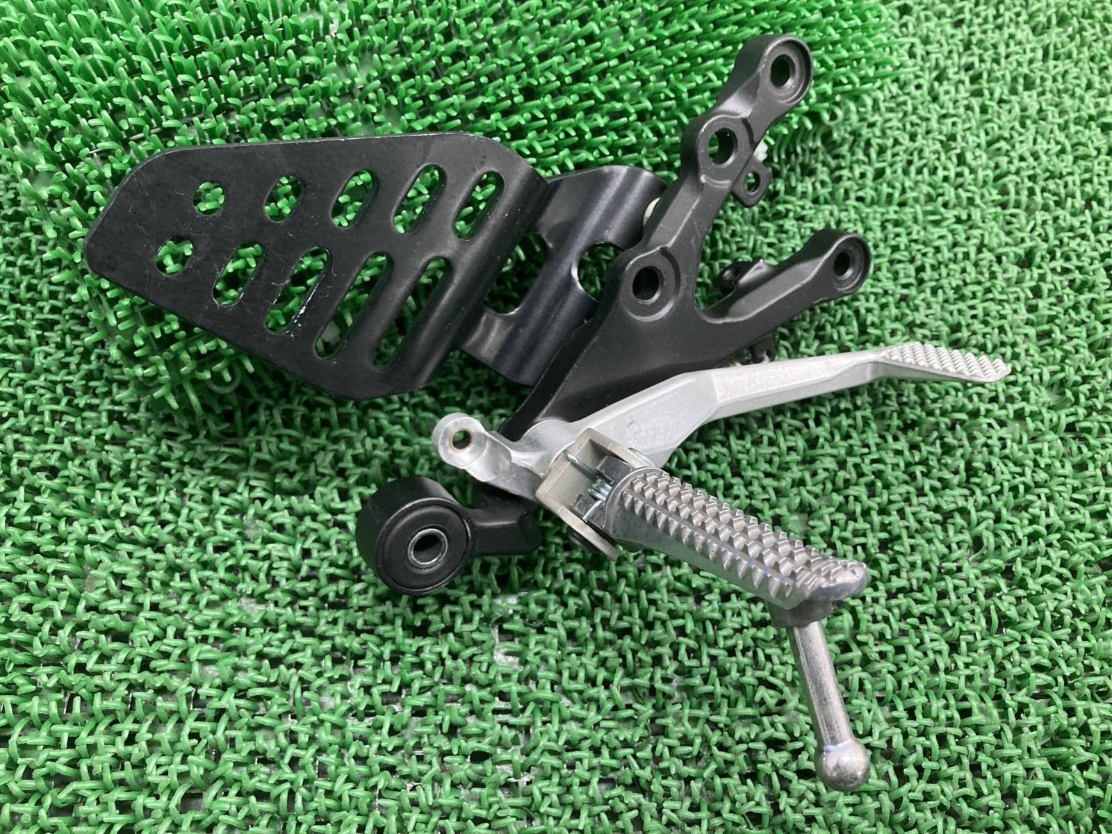 YZF R 6 ステップ 右 2 C 0 ヤマハ バイク 部品 RJ 16 N メインステップ ペグ ヒールガード ブレーキペダル 車検 Cw