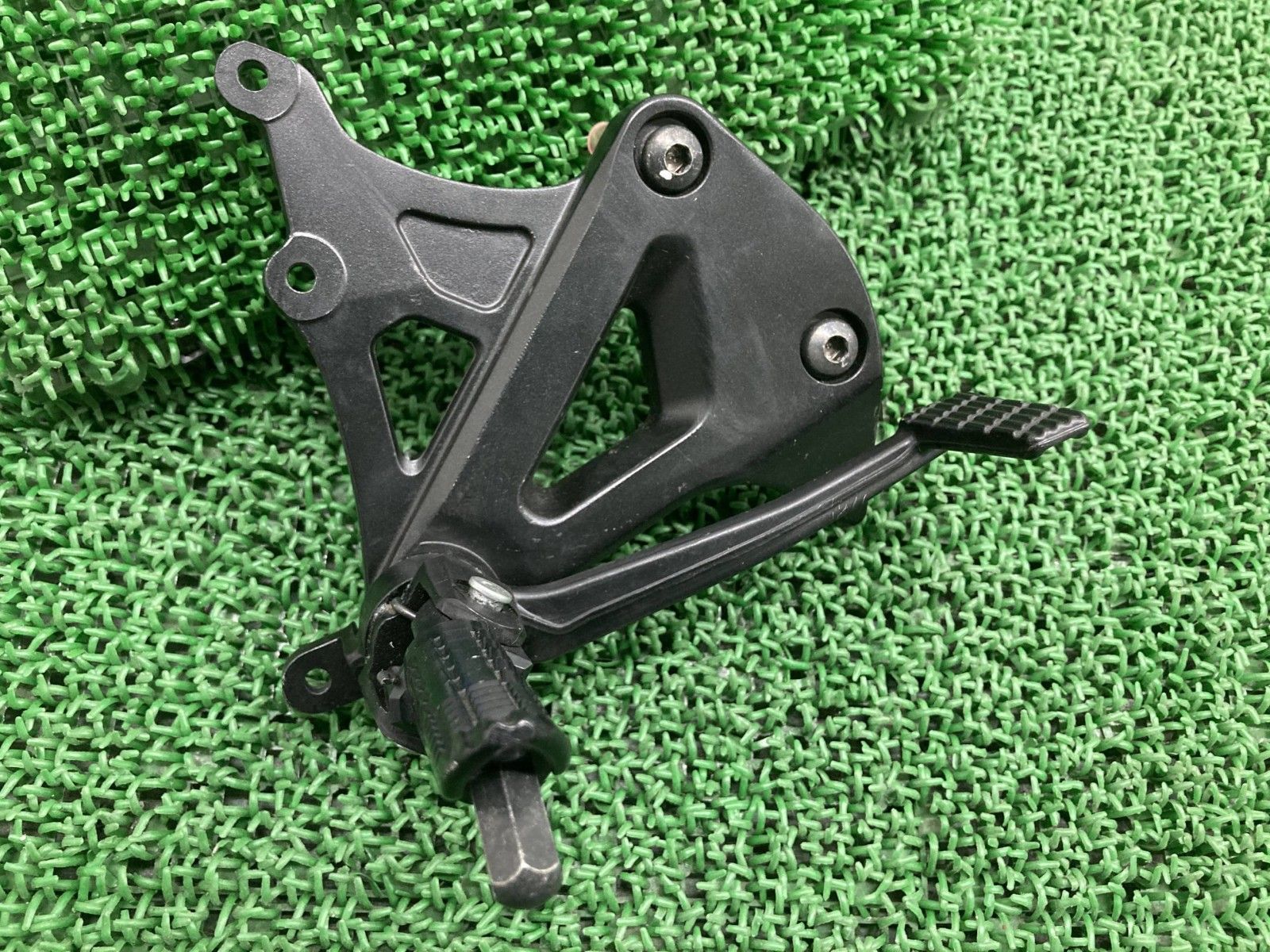 GSX R 1000 ステップ 右 298843 スズキ バイク 部品 DM 11 G メインステップ ペグ ブレーキペダル 曲がり無し Eo