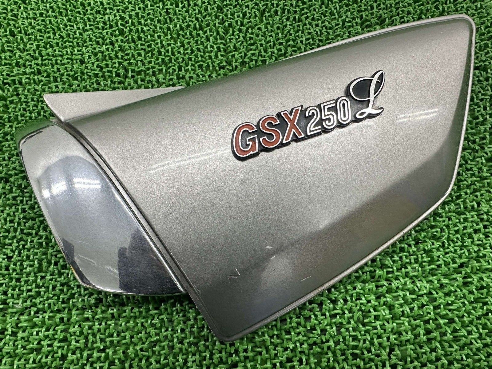 GSX 250 L サイドカバー 左 銀 11900 スズキ バイク 部品 GJ 51 B アメザリ エンブレム サイドカウル パネル xD