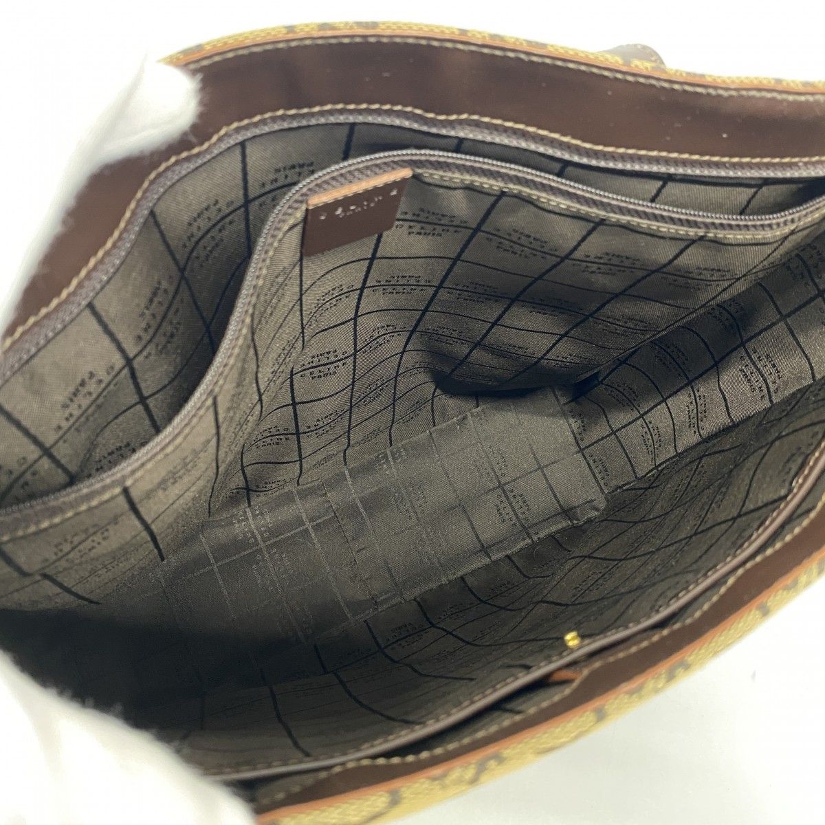 ベージュ ブラウン