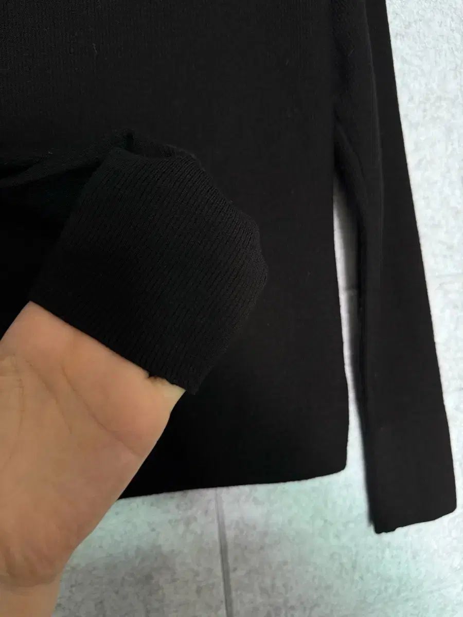 タイムフレンチブラックタートルネック