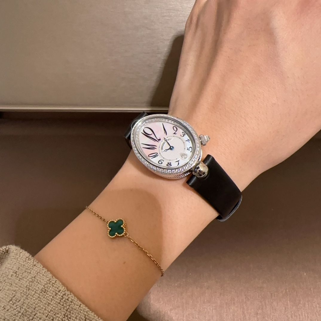 ナポリのクイーン エメラルド輝きの時計