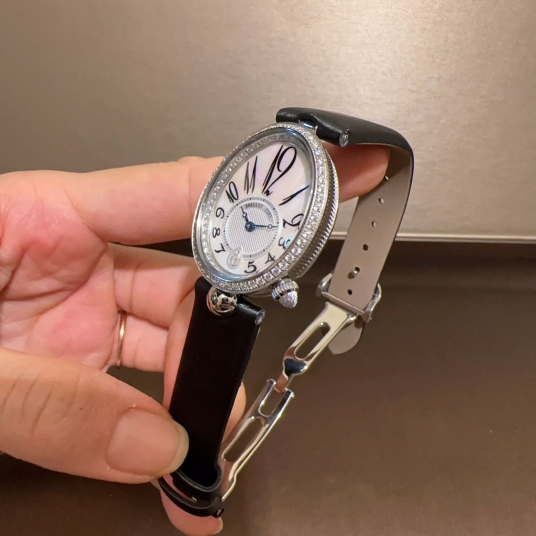 ナポリのクイーン エメラルド輝きの時計