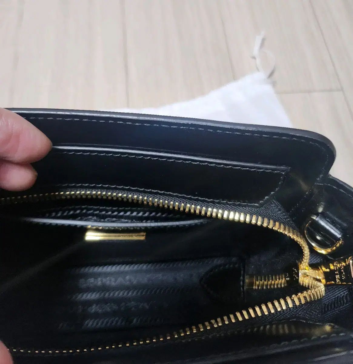 プラダ ミニトライアングルロゴ