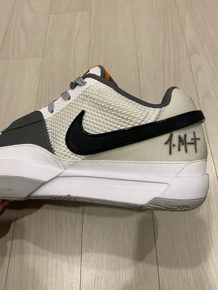 スモーク グレー