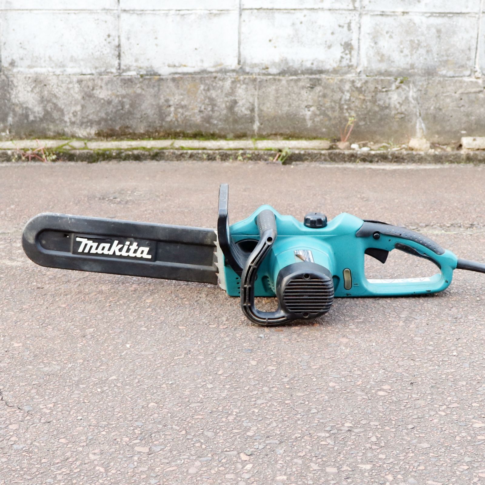 新潟発 makita 電気チェーンソー MUC-351 350㎜ 電動 工具 動作 済 コード式 切断機 木工 木材 加工 剪定 造園 建築 マキタ