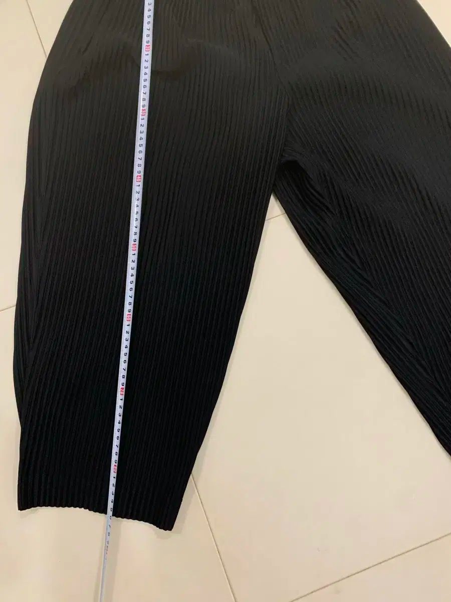 HOMME PLISSÉ ブラック パンツ