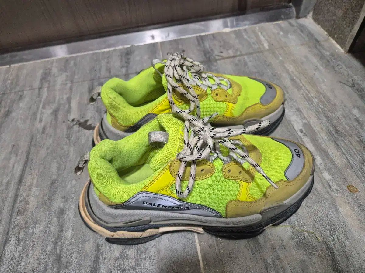 バレンシアガ トリプル 蛍光 40